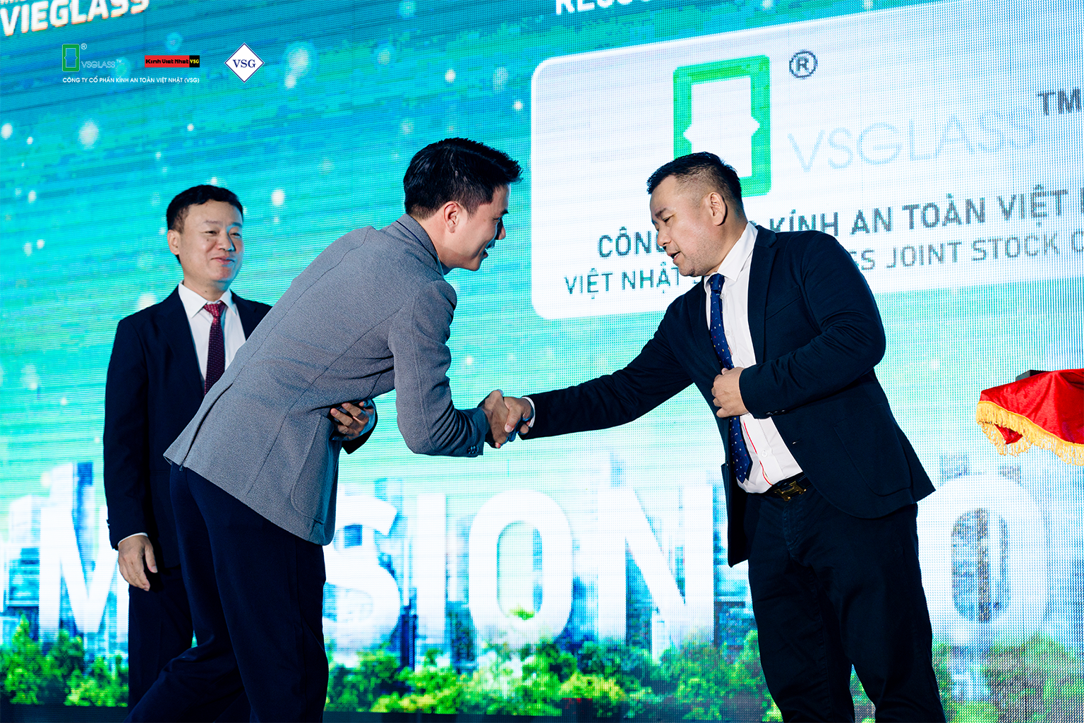 VSG_le_ky_niem_20_thanh_lap_VIEGLASS