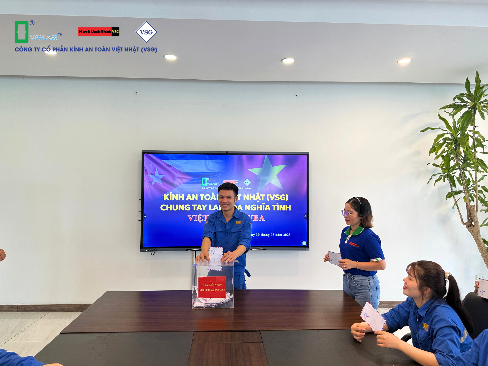 Dưới sự dẫn dắt của ông: Vũ Văn Tuấn – giám đốc sản xuất trong suốt chương trình.