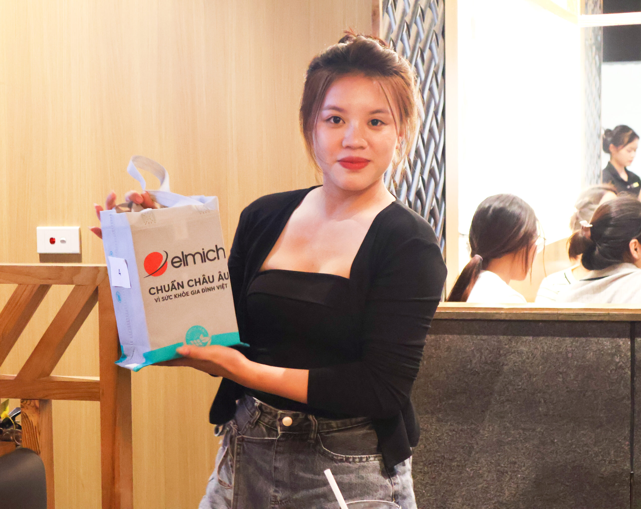 Công ty kính Việt Nhật (VSG) tổ chức gặp mặt, gửi yêu thương đến chị em nhân ngày 20/10 