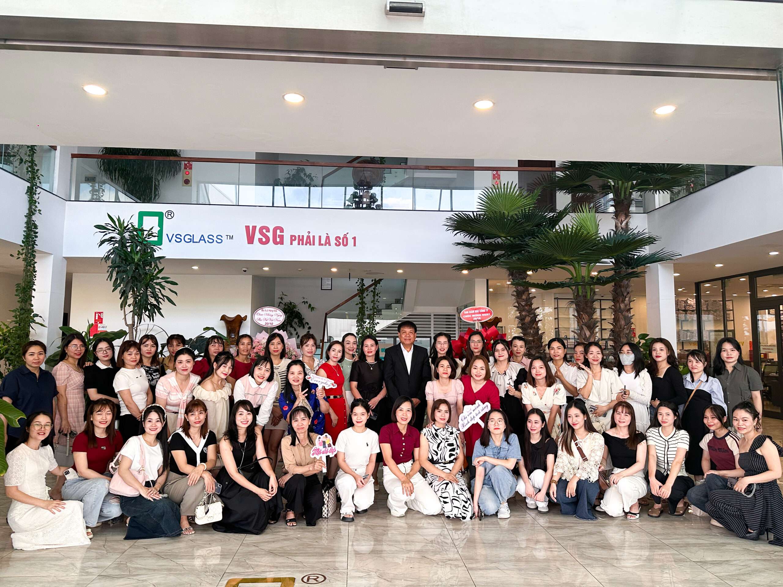 Công ty kính Việt Nhật (VSG) tổ chức gặp mặt, gửi yêu thương đến chị em nhân ngày 20/10 