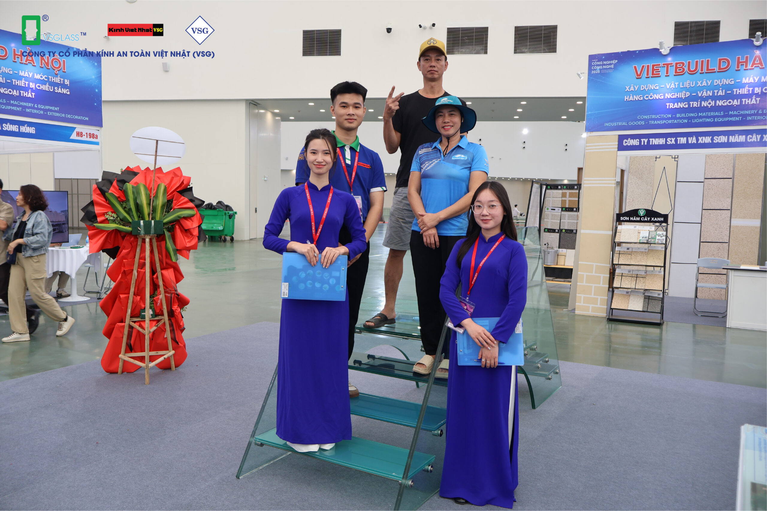 Khách hàng tới tham quan gian hàng của VSG tại triển lãm Vietbuild.
