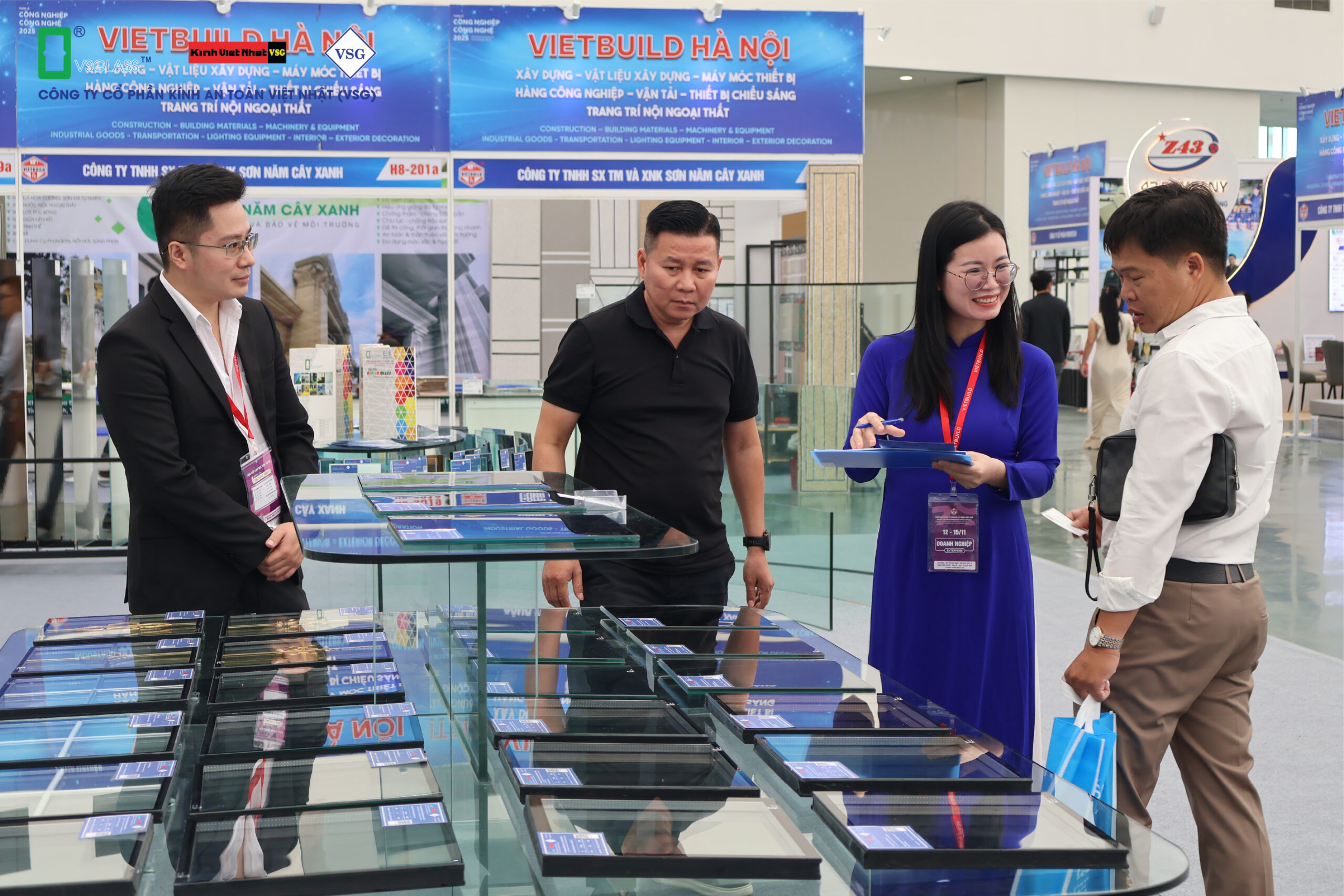 Khách hàng tới tham quan gian hàng của VSG tại triển lãm Vietbuild.