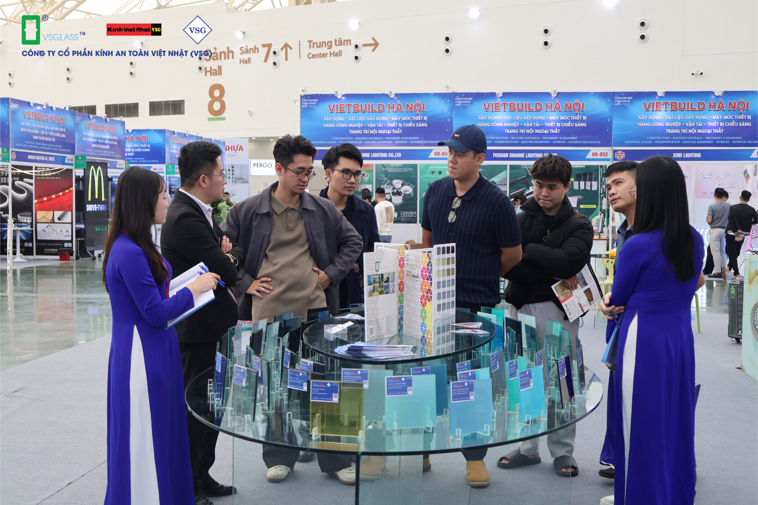 Khách hàng tới tham quan gian hàng của VSG tại triển lãm Vietbuild.
