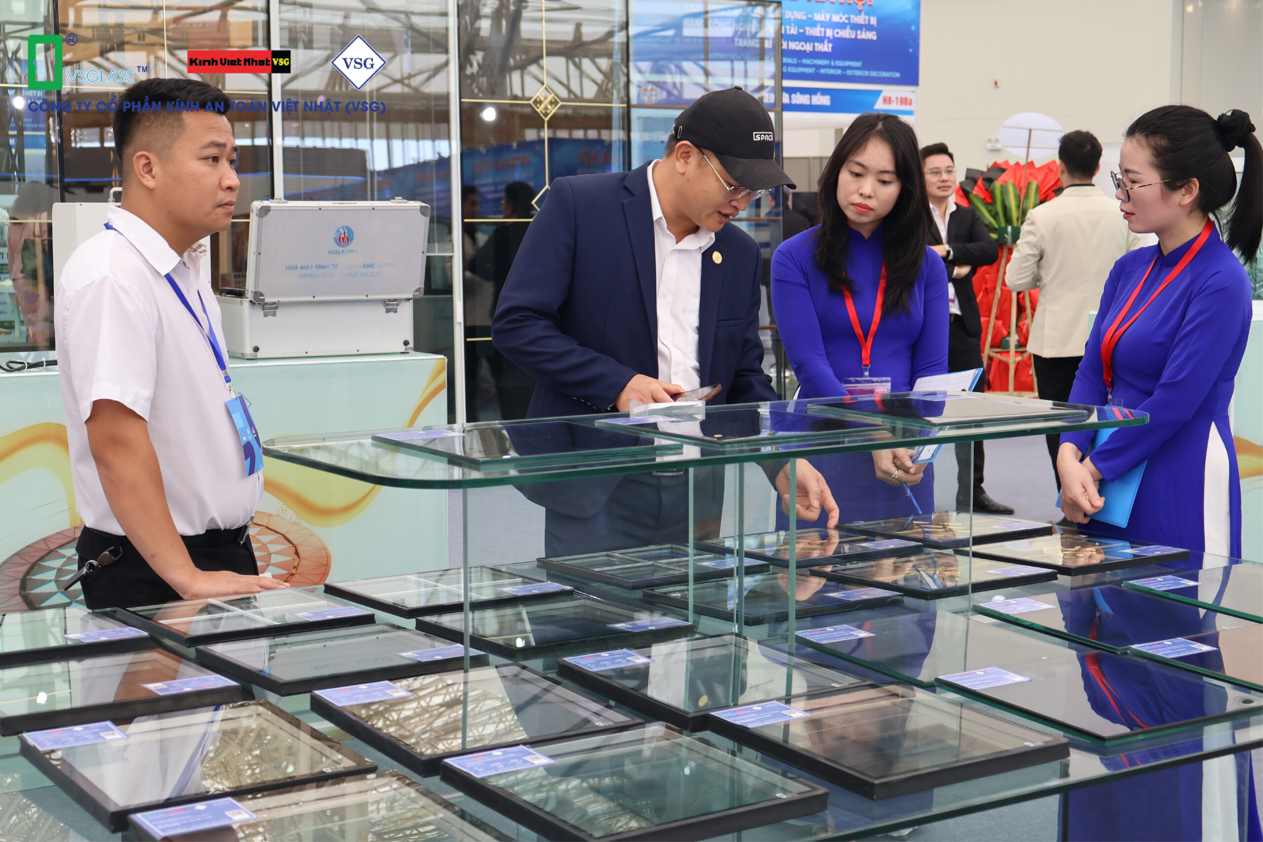 Khách hàng tới tham quan gian hàng của VSG tại triển lãm Vietbuild.