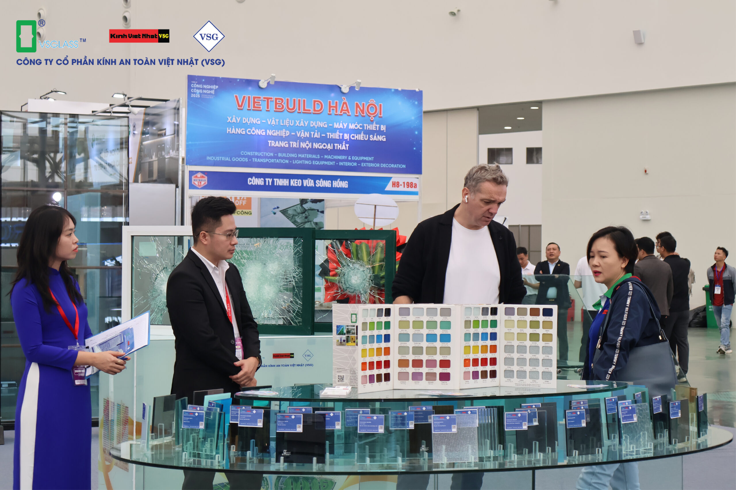 Khách hàng tới tham quan gian hàng của VSG tại triển lãm Vietbuild.