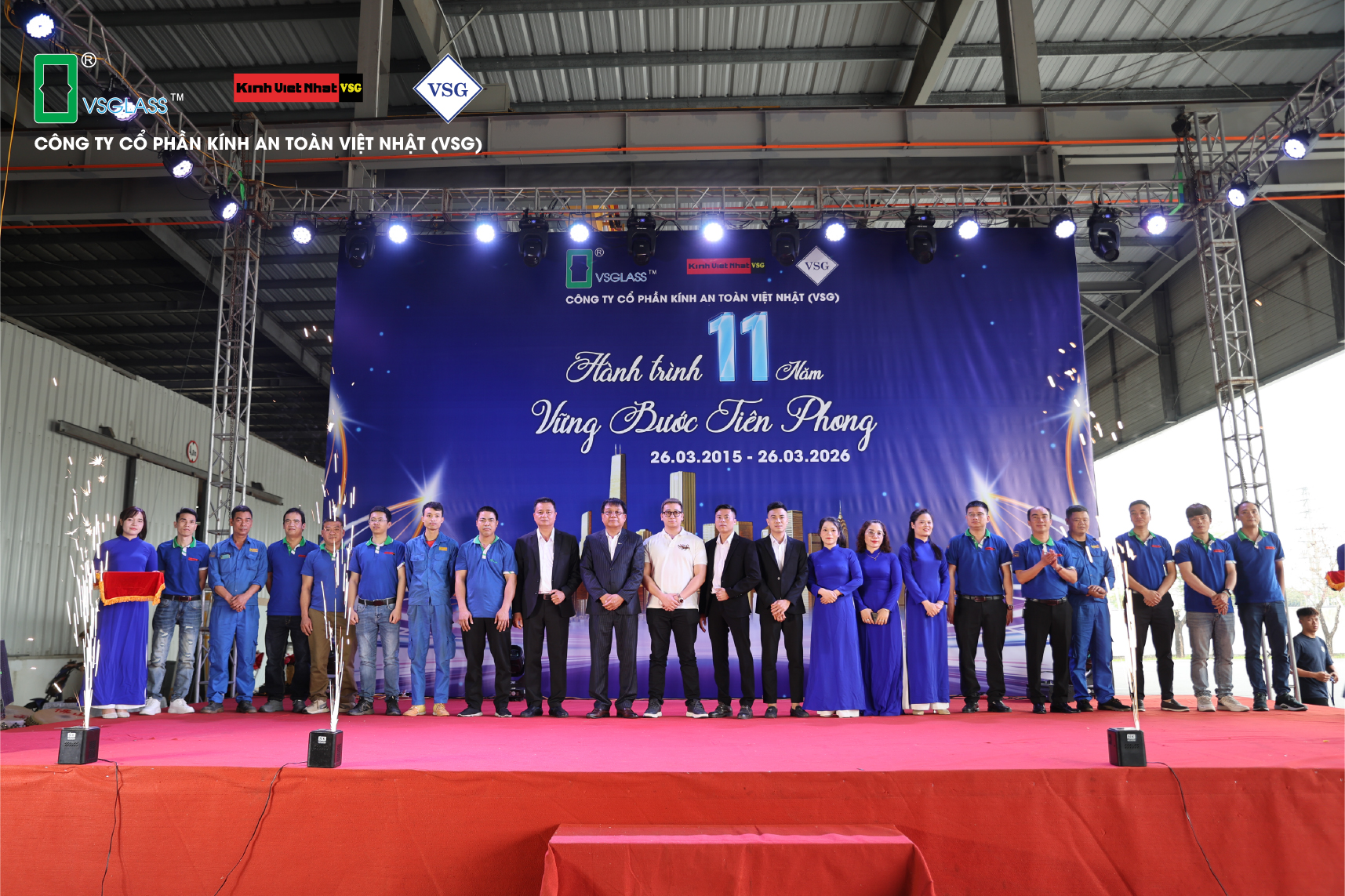 vinh danh các cán bộ công nhân viên có thâm niên từ 10 năm trở lên.